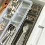 Rotho Besteckkasten Basic anthrazit mit Besteck und Küchenhelfern im Schubladenauszug.