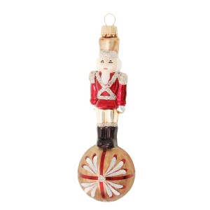 Weihnachtsornament: Nussknacker auf goldener Kugel, 12cm, aus Glas. Festlicher Christbaumschmuck.