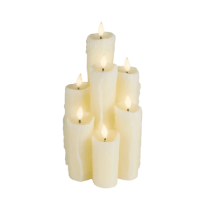 Cremefarbene Lumineo LED-Tropfkerze aus Wachs mit 7 realistisch flackernden Flammen. Gemütliche LED-Kerzen.