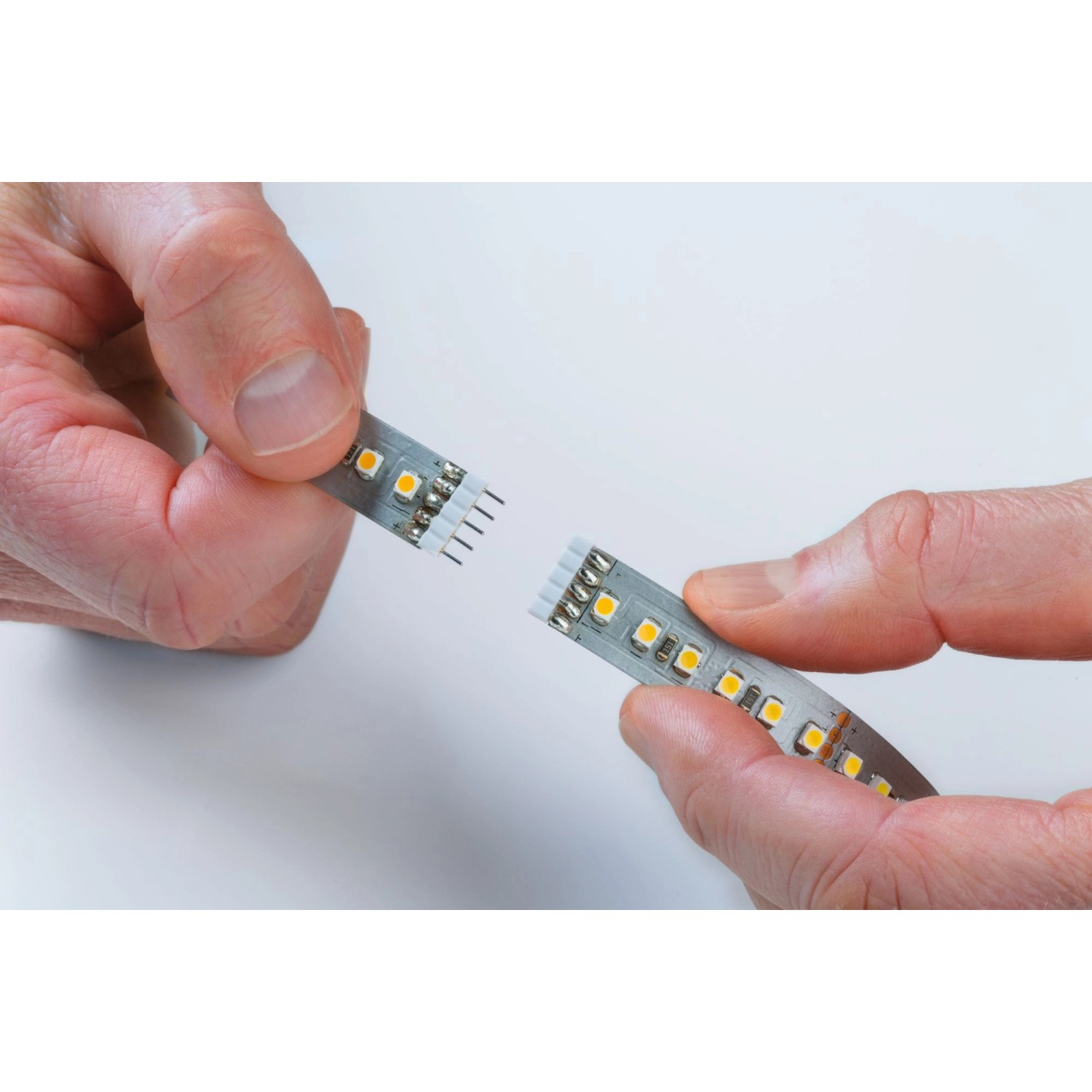 Paulmann MaxLED 250 LED-Streifen Basis-Set wird verbunden.