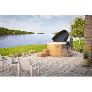Finntherm Hot Tub Stockholm in Cremeweiß, Ø 200 cm, mit Holzverkleidung und Edelstahl-Ofen auf Terrasse.