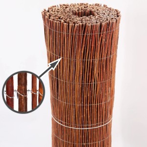 Aufgerollte Aquagart Weidenmatte 5m x 150cm mit Detailaufnahme der Drahtbindung. Sichtschutz für Garten.