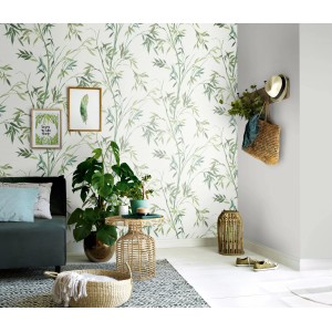 Erismann Vliestapete Martinique Bamboorelle Grün im Wohnraum mit Bambusmuster.