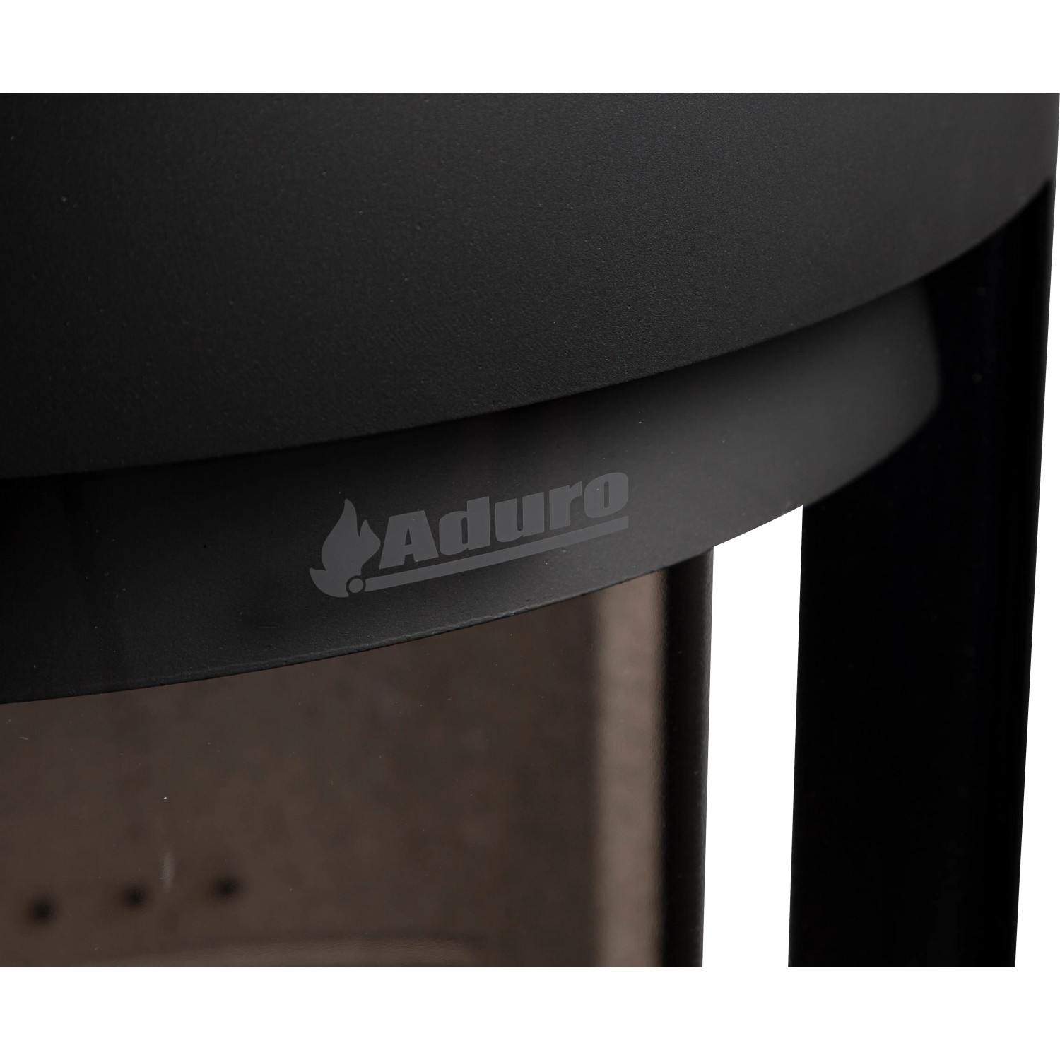 Detailaufnahme: Aduro 22 Kaminofen, Stahl schwarz, mit Aduro-Logo. Fokus auf Design und Marke.