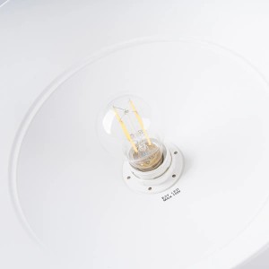 Detailaufnahme der weißen Sollux Lighting Frika Pendelleuchte mit E27 Fassung.