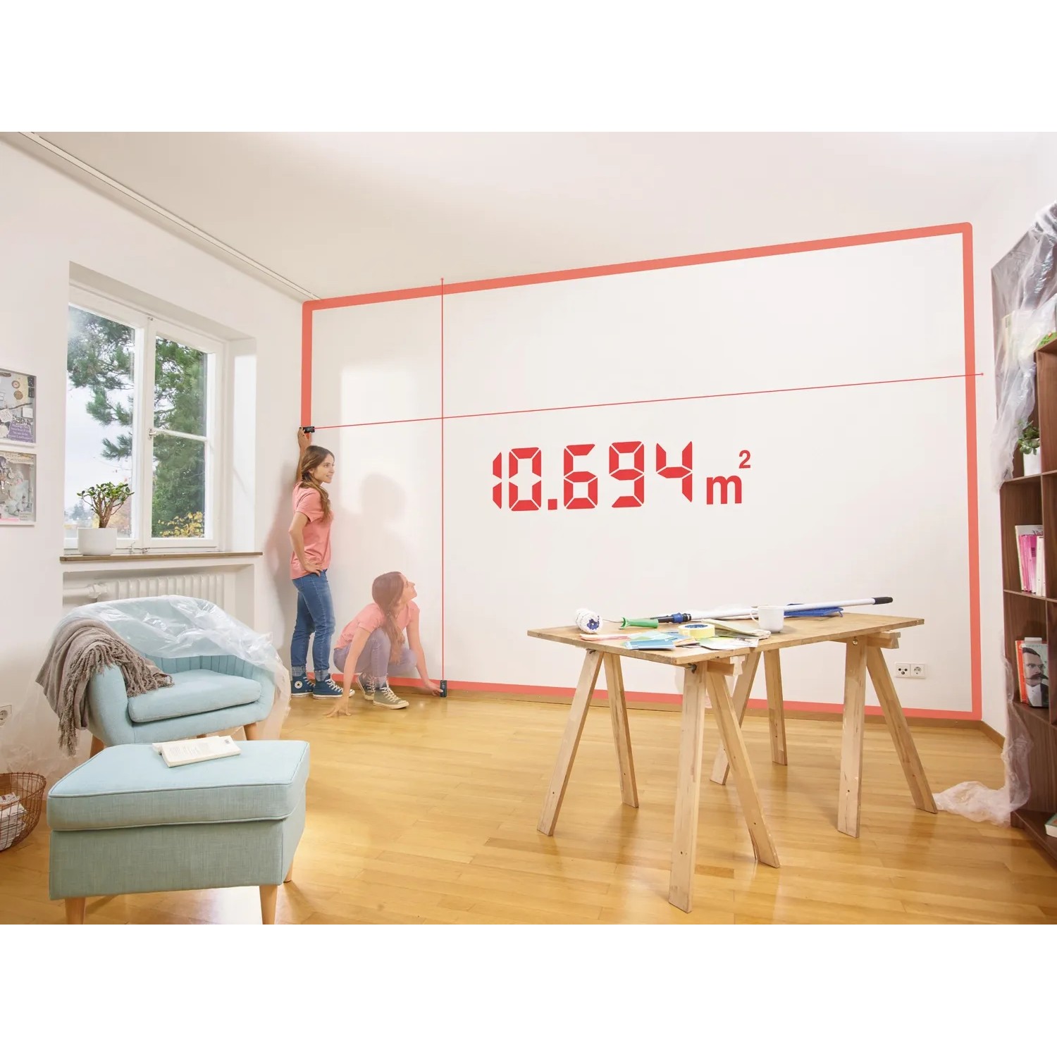 Szene mit dem Bosch Laser-Entfernungsmesser Zamo bei der Raumvermessung.