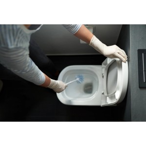 Person reinigt Toilette mit Vileda Einweghandschuhen Natural Latex Extra Long.