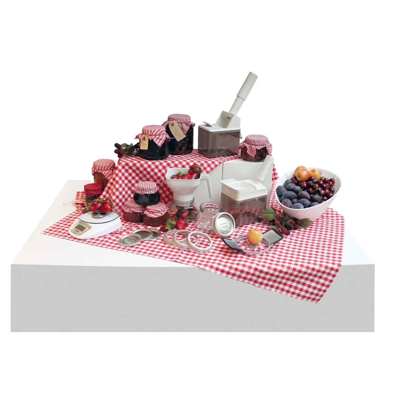 Leifheit Cherrymat Kirschentkerner in Grün mit Zubehör und Früchten auf Küchentisch.