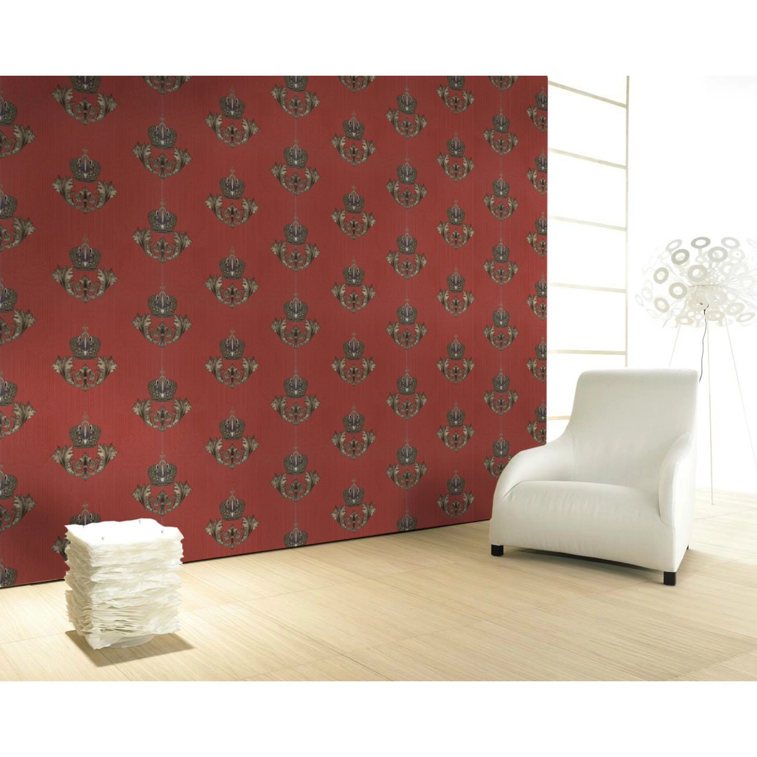 Glööckler Vliestapete in Rot-Gold mit Imperial Krone und Blattmotiv in Wappenoptik.
