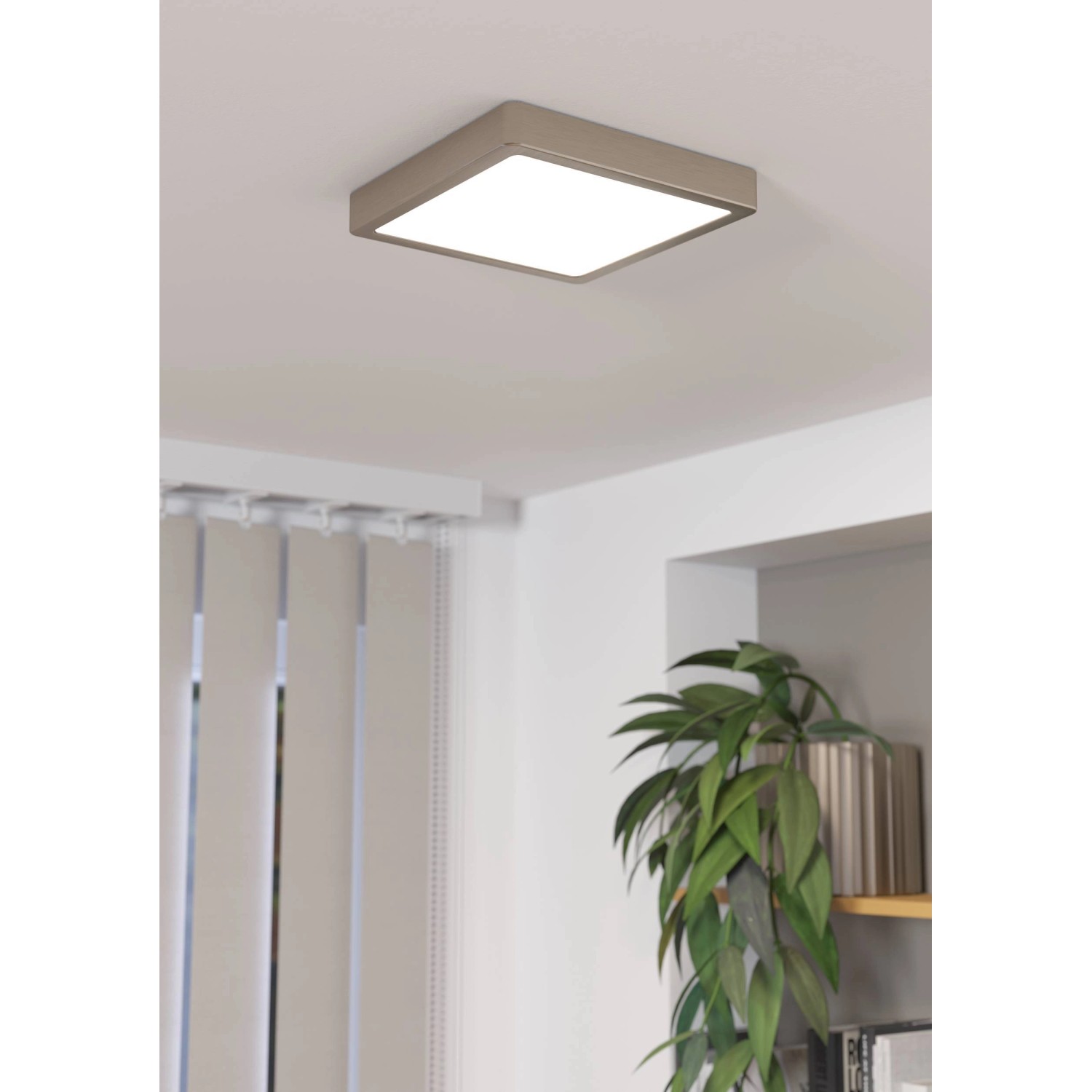 Quadratische, nickelmatte LED-Deckenleuchte Fueva 5, 21x21 cm.