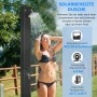 Schwarze Outsunny Solardusche mit Frau unter dem Duschstrahl im Garten.