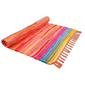 Gerollter, mehrfarbiger Bestlivings Flickenteppich Tonal (140x200 cm) mit Fransen.