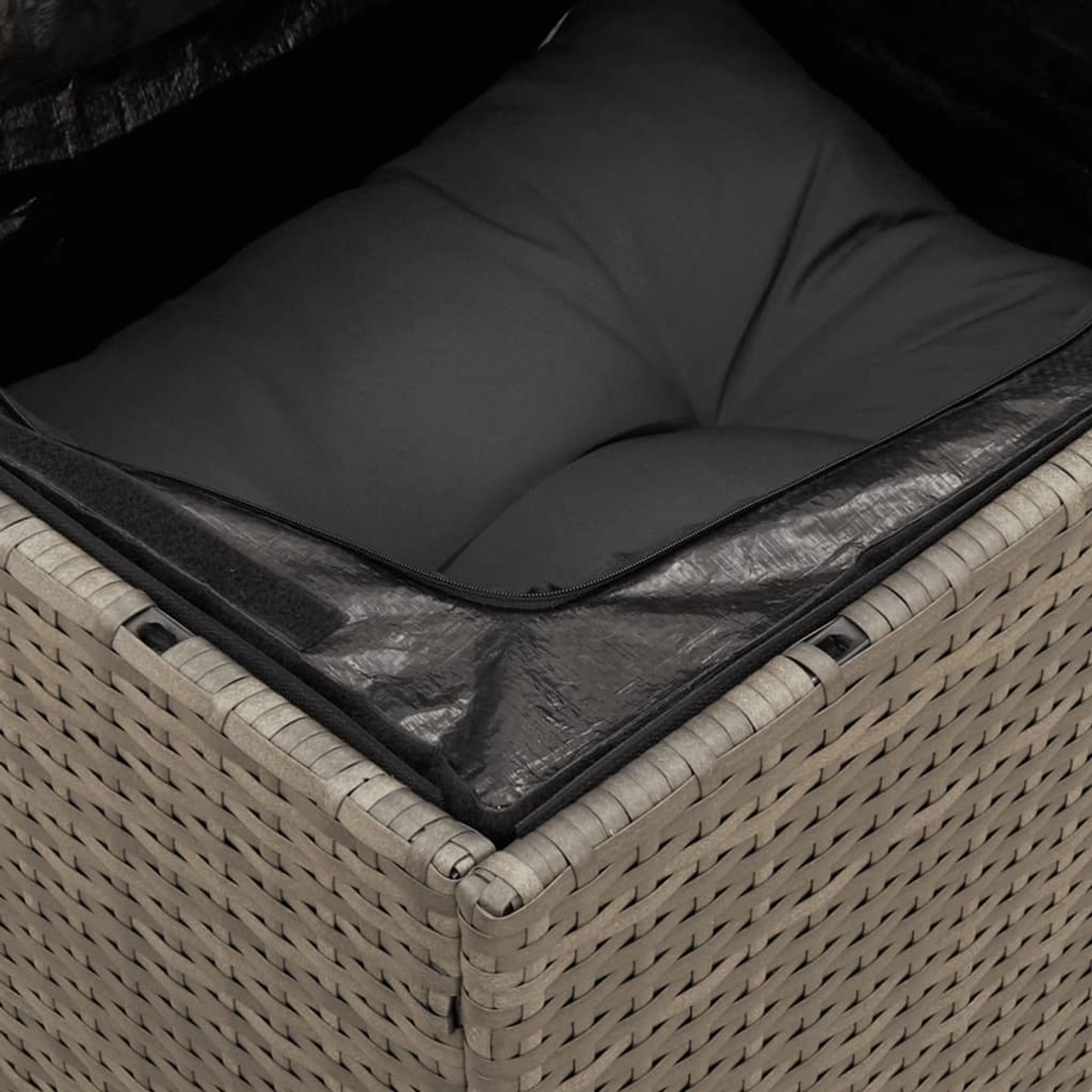 Detailaufnahme: Graues Rattan Gartensofa mit Staufach und dunklem Kissen der vidaXL 13-tlg Garnitur.