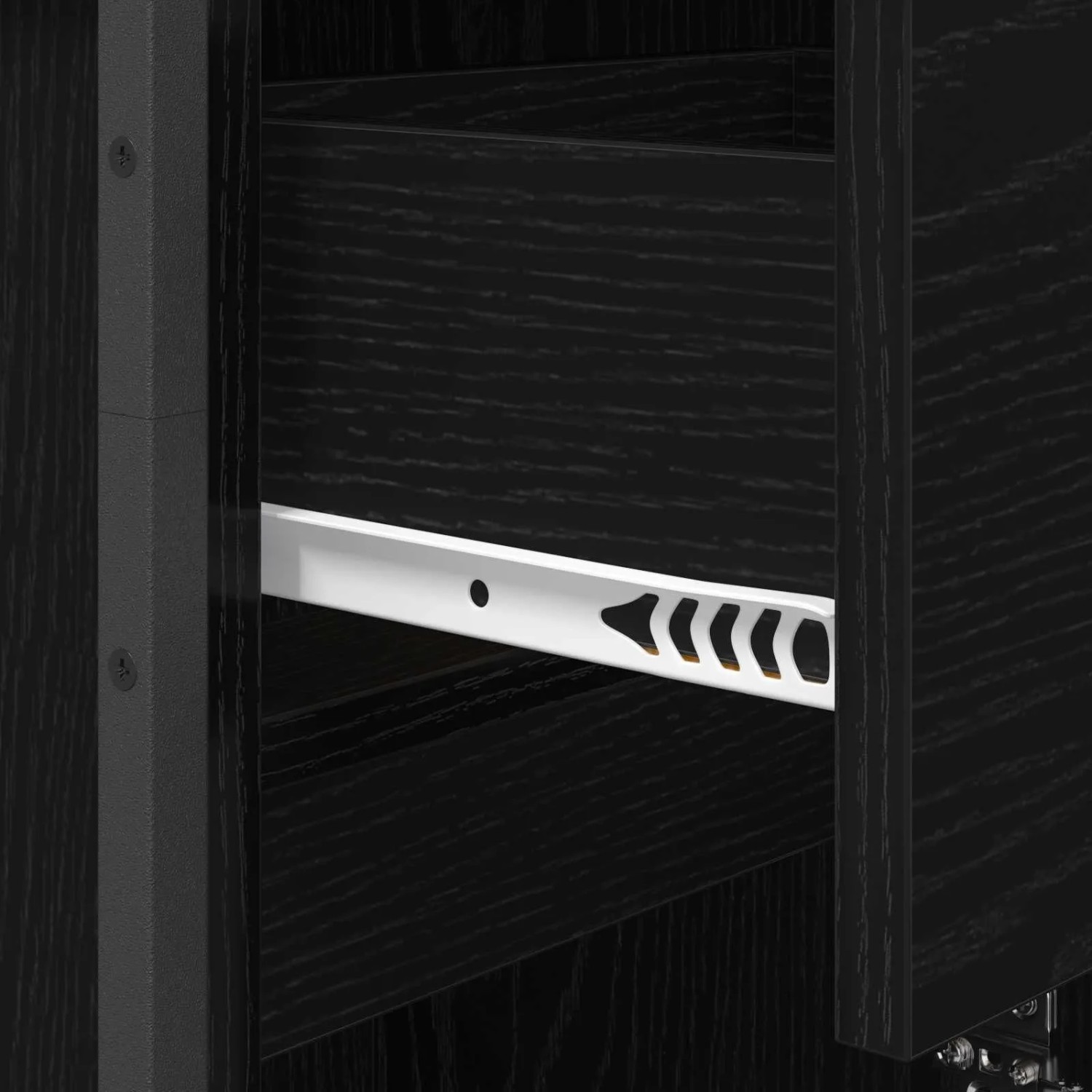 Detailaufnahme: Schwarzer Bad-Hochschrank in Eichen-Optik mit Schubladenauszug.