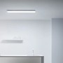 Rechteckiges, weißes WiZ LED-Panel (119,5x29,5cm) an einer Decke über einer Küchenzeile.