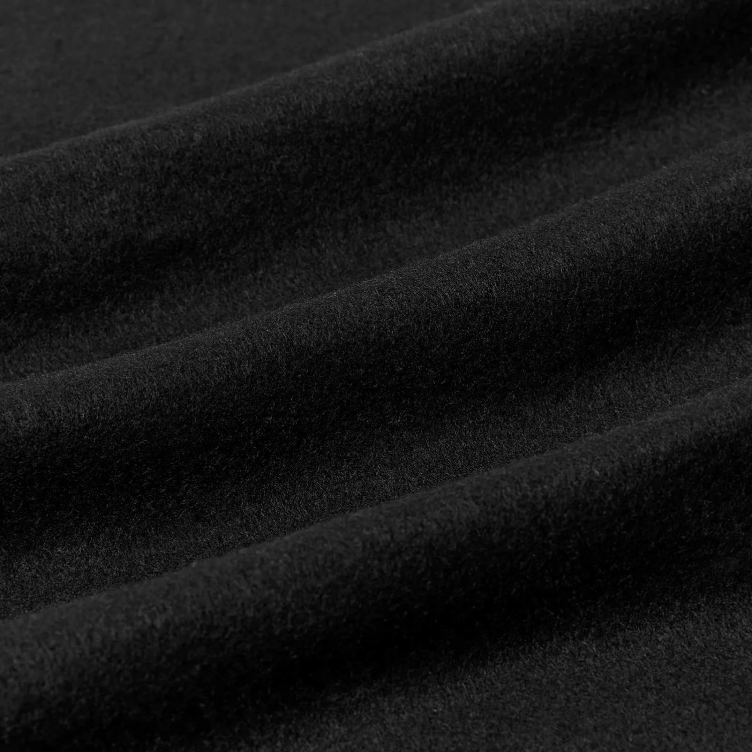 Detailaufnahme: Schwarze Wohndecke aus Fleece (6er-Set, 240x220 cm).