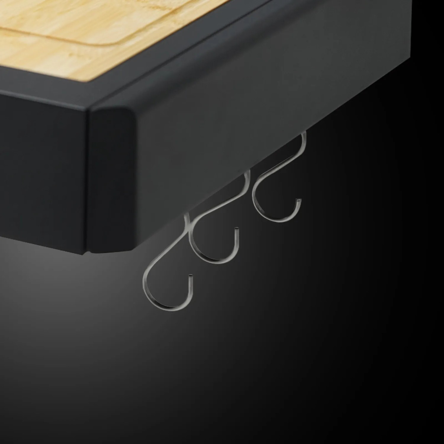 Detailaufnahme: Taino Platinum Yamara Dark 4+2 Gasgrill mit Schneidebrett und Haken.