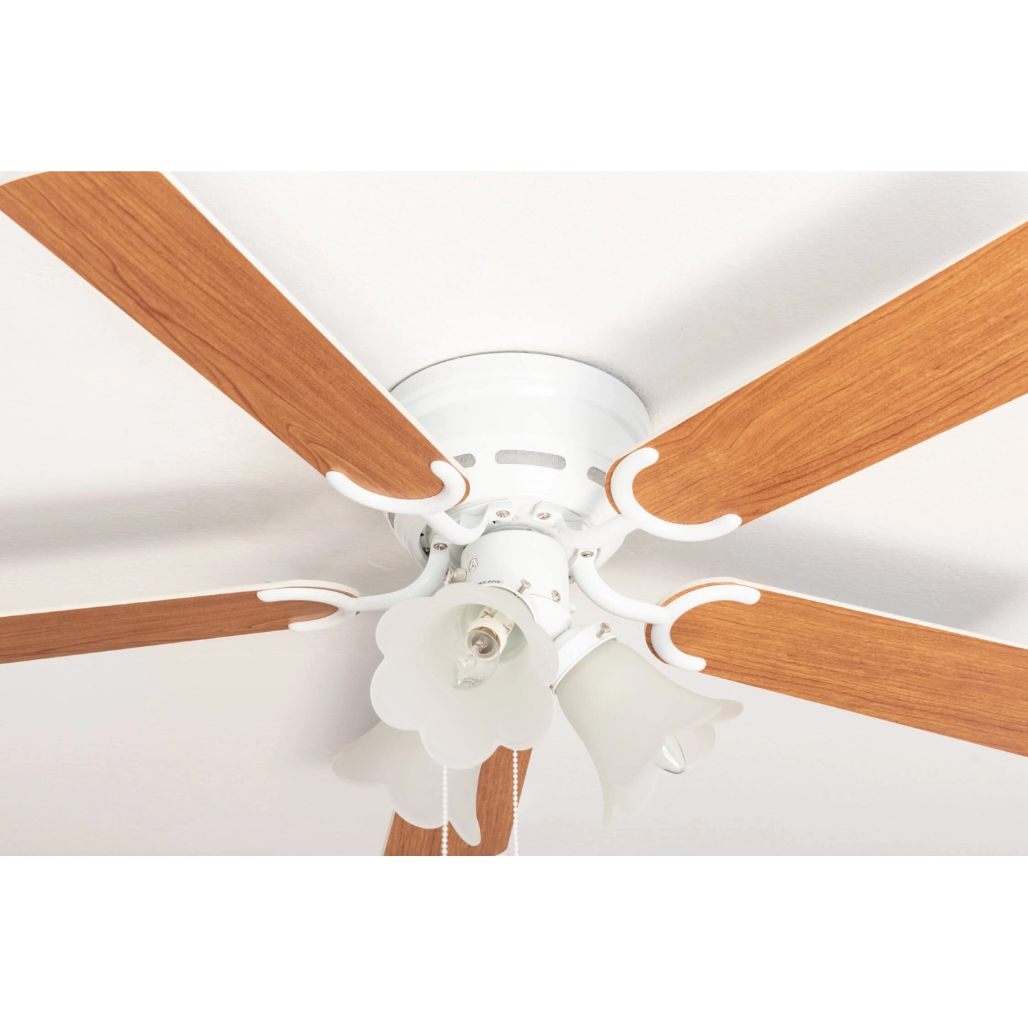 Weißer Pepeo Deckenventilator Kisa Deluxe mit Ahorn-Flügeln und Beleuchtung.