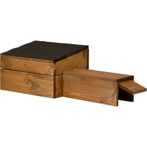 Rustikales Dobar Igelhaus aus braunem Holz mit schwarzem Bitumendach und Eingangstunnel für den Garten.