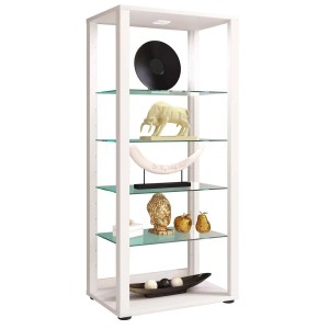 Weißer Glasol4 Vitrinenschrank mit Glasböden und Deko-Objekten.