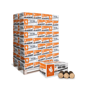 Palette Heizfuxx Holzbriketts Nestro Hartholz, 972kg, gestapelte Kartons und einzelne Briketts.