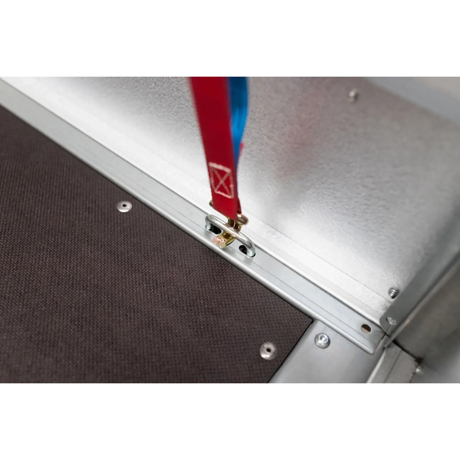 Detailaufnahme Verzurröse am Stema Anhänger Basic STL 1300 mit Holzboden und Aluwand.