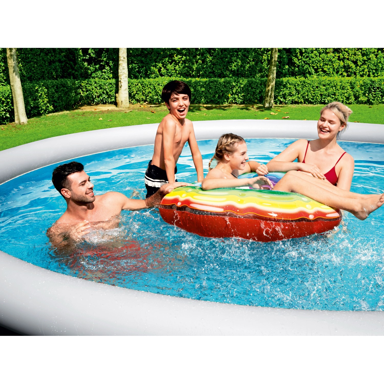 Bestway Fast Set Pool mit Familie im Garten. Quick-Up Pool mit aufblasbarem Rand.