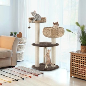 Brauner Costway Katzenkratzbaum, 104cm, mit Sisalstämmen, zwei geflochtenen Körben und drei spielenden Katzen.