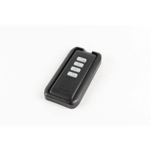 Schwarze Pepeo Deckenventilator Fernbedienung mit vier Tasten auf weißem Hintergrund.