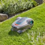 Gardena Sileno life 750 Mähroboter auf Rasenfläche, seitliche Ansicht.