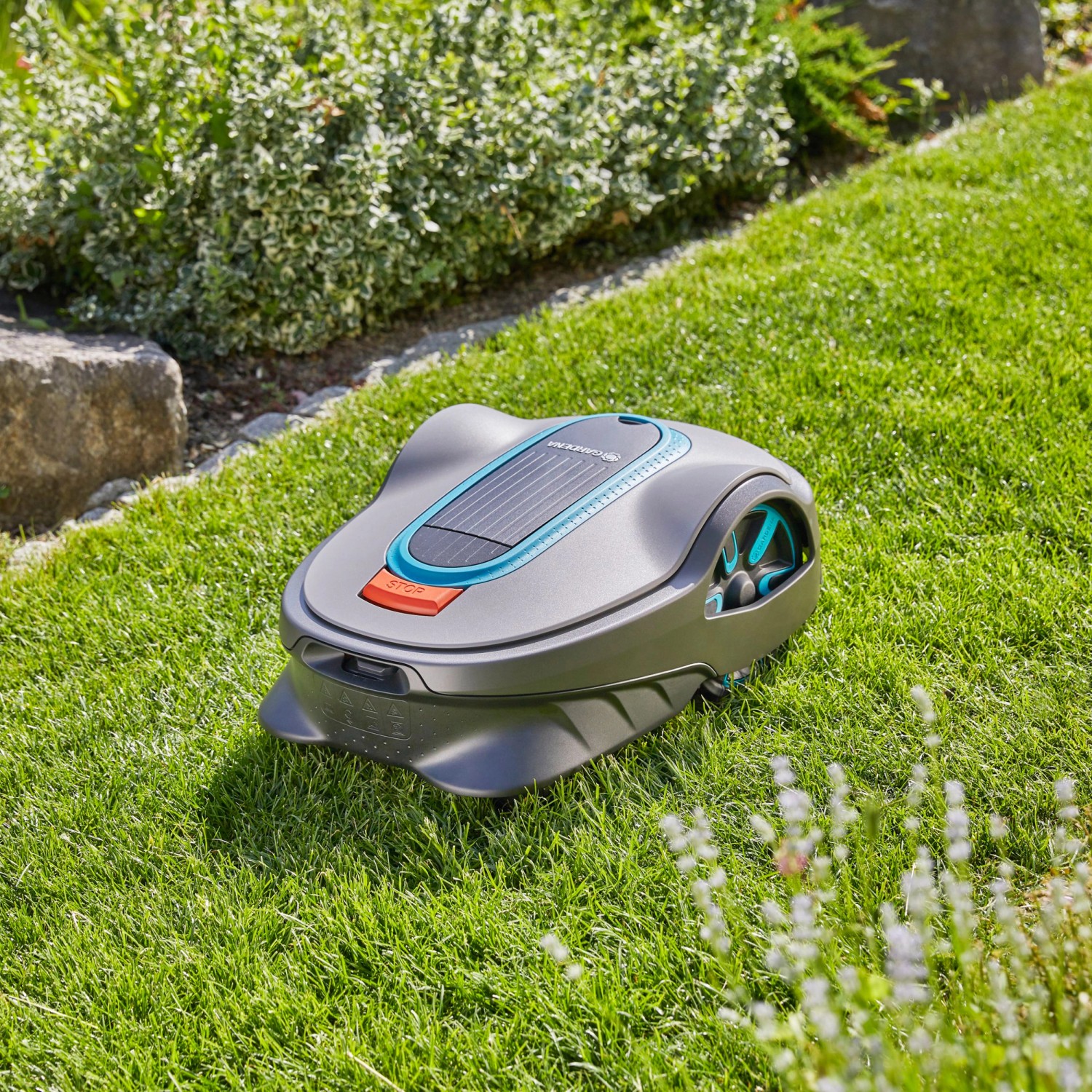 Gardena Sileno life 750 Mähroboter auf Rasenfläche, seitliche Ansicht.