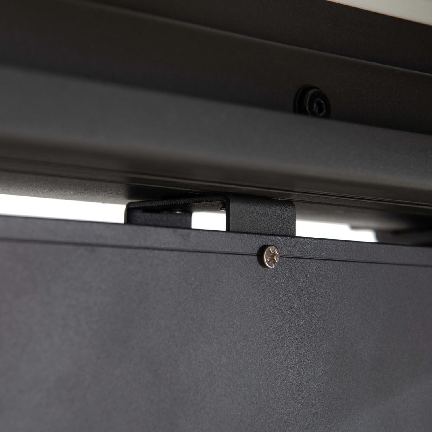 Detailaufnahme: Sunjoy Rollo für Multi-Pergola Matterhorn, Befestigung.