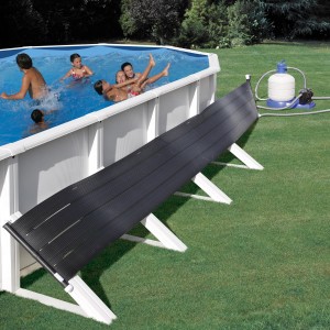 Gre Solarheizung für Aufstellpool, 59x59x29cm, schwarz, mit spielenden Kindern im Pool.