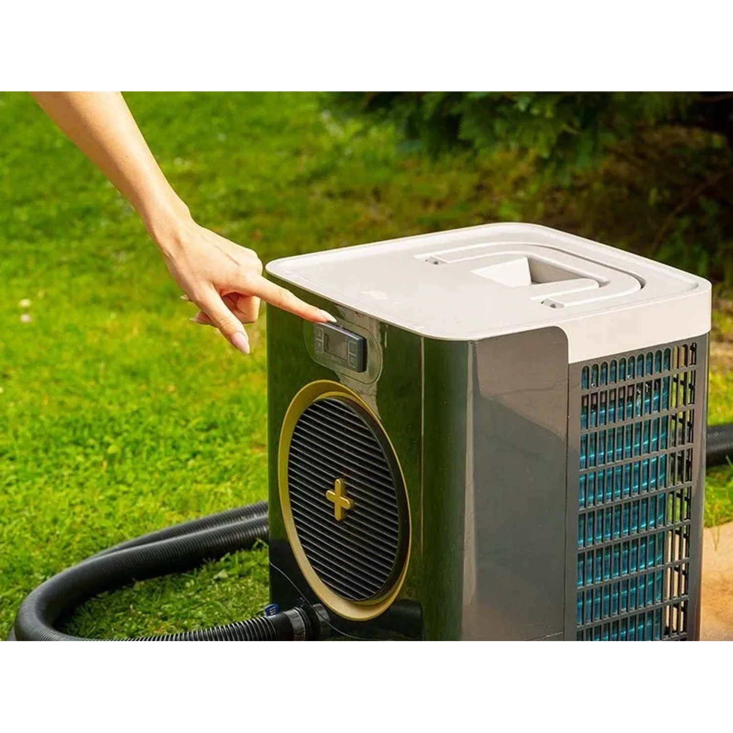 Azuro MINI-33 Pool Wärmepumpe (3,28kW) für Pools bis 9m³ im Betrieb. Hand bedient Display.