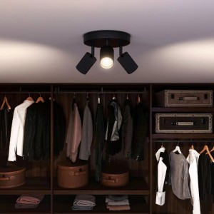 Schwarzer 3-flammiger LED-Spot Wyatt an Decke im Kleiderschrank. Verstellbare Köpfe beleuchten Kleidung.