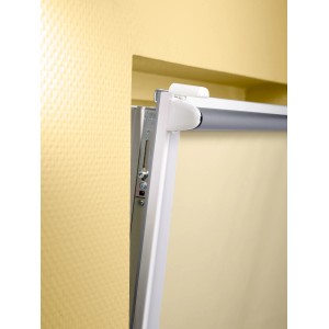 Detailaufnahme: Beige Hitzeschutzrollo Manresa mit Easyfix-System am Fensterrahmen.