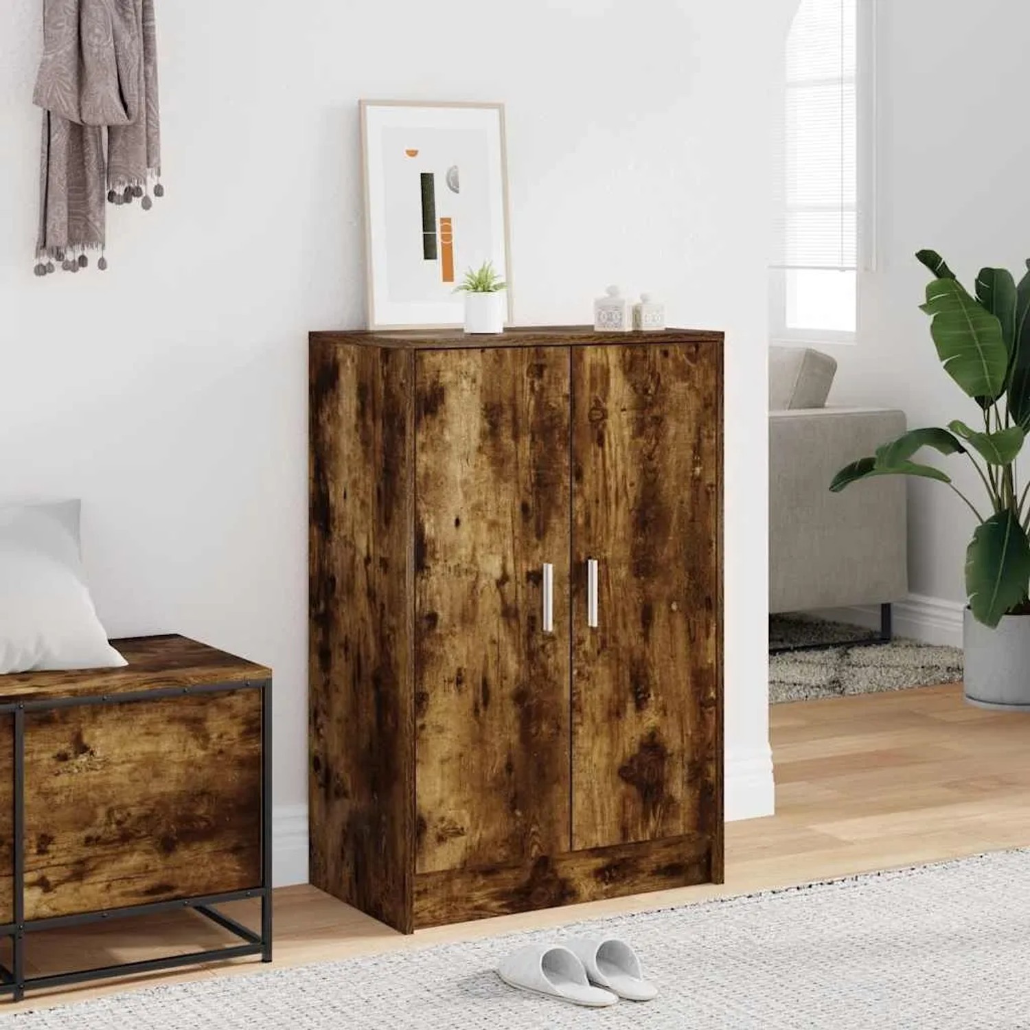 Schuhschrank Räuchereiche aus Holzwerkstoff, 60x35x92 cm, mit zwei Türen und silbernen Griffen.