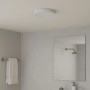 Weiße, runde Brilliant LED-Deckenleuchte Varano (Ø 37,5 cm) im Badezimmer.