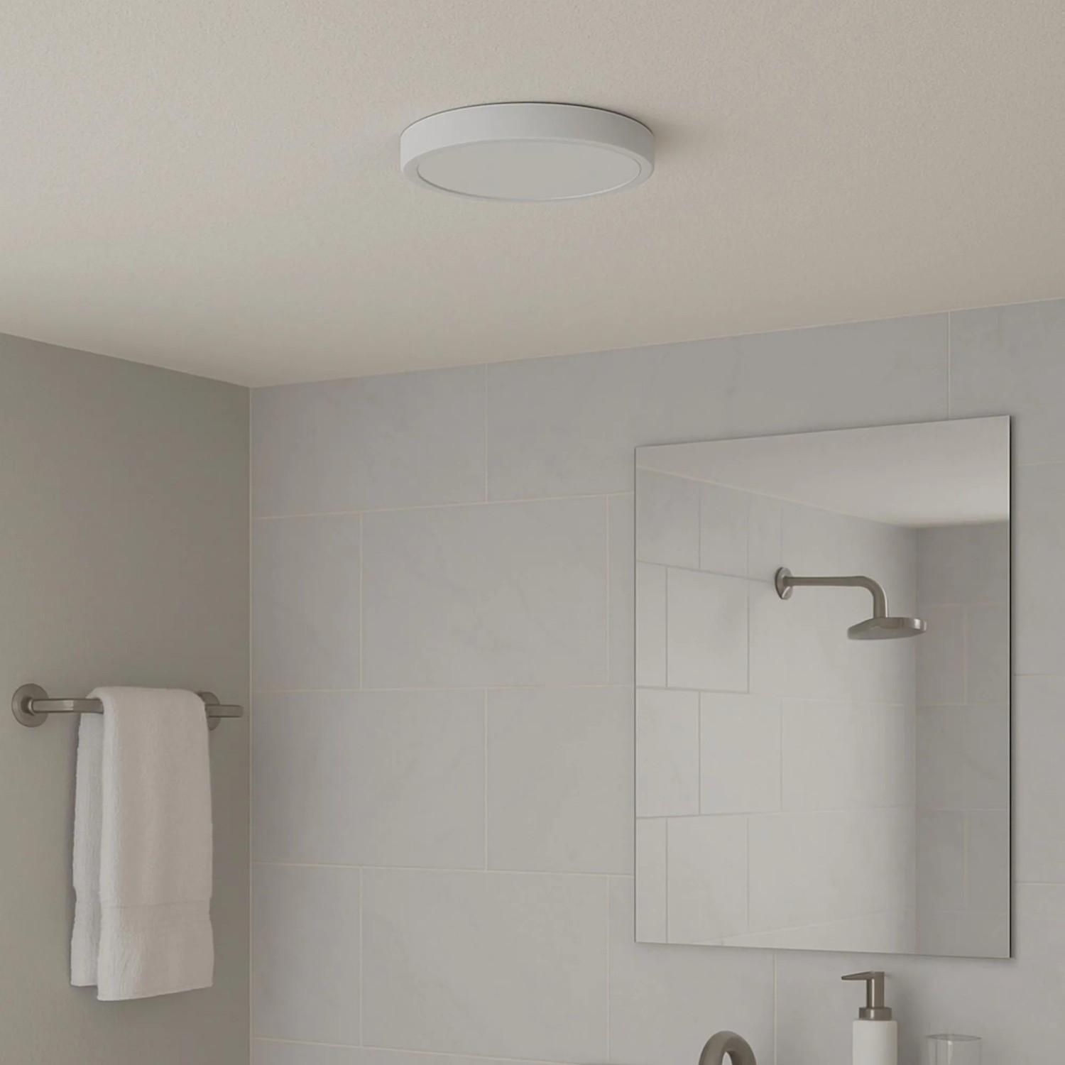 Weiße, runde Brilliant LED-Deckenleuchte Varano (Ø 37,5 cm) im Badezimmer.