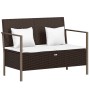 Braune 2-Sitzer Gartenbank aus Polyrattan mit cremeweißen Kissen.