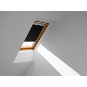 Schwarzes Velux Verdunkelungsrollo Classic DBL C02 4249 im Dachfenster.