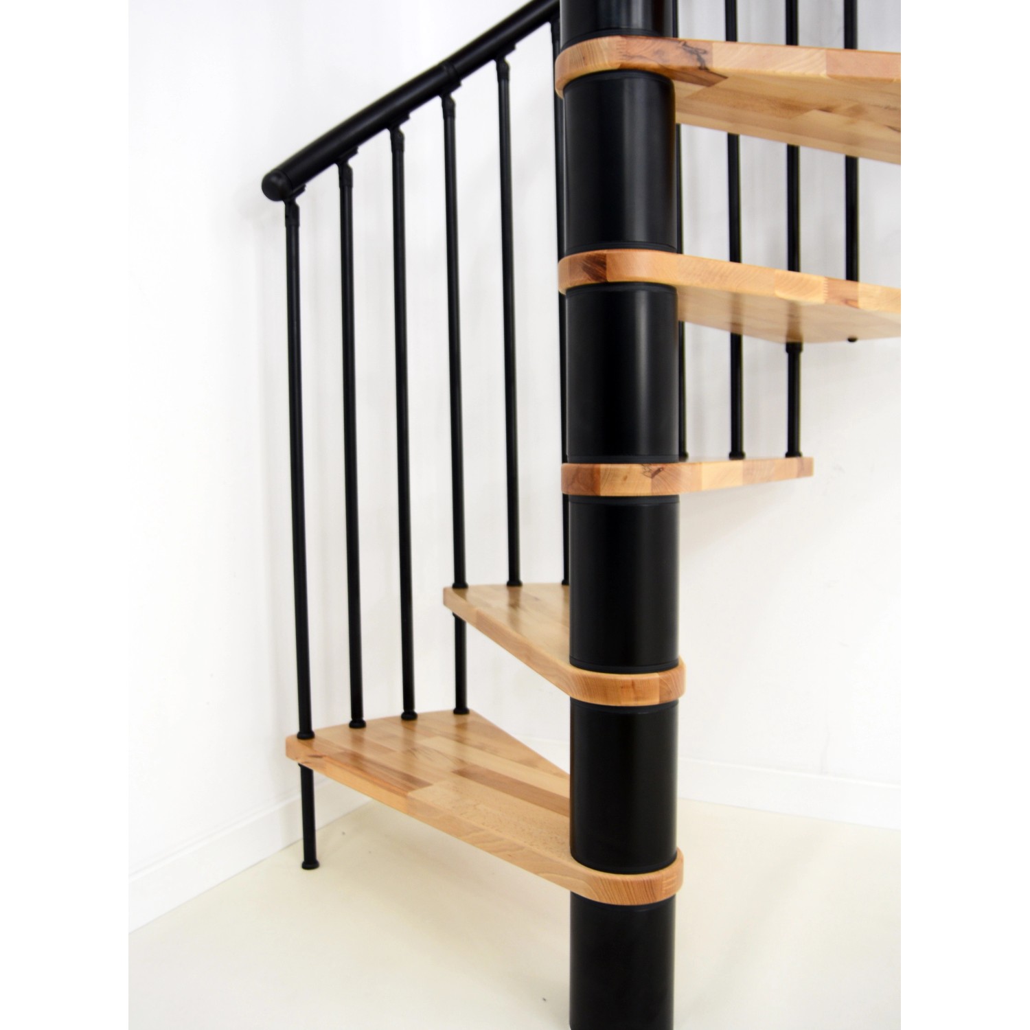 Minka Spindeltreppe Spiral Effect, Buche schwarz, Ø 120cm. Innentreppe mit Holzstufen und schwarzem Geländer.