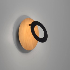Moderne LED-Wandleuchte Nevis von Paul Neuhaus mit Holz und schwarzem Ring.