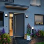 Paulmann LED-Outdoor-Wandleuchte Padea Anthrazit mit Sensor an Hauswand.