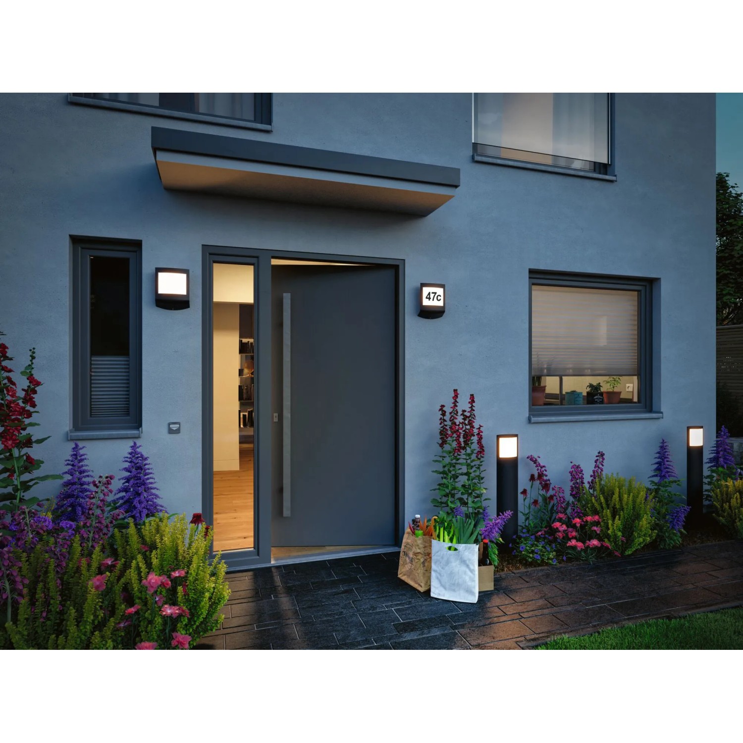 Paulmann LED-Outdoor-Wandleuchte Padea Anthrazit mit Sensor an Hauswand.