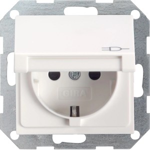 Gira Steckdose Standard 55 reinweiß mit Klappdeckel, Detailansicht.