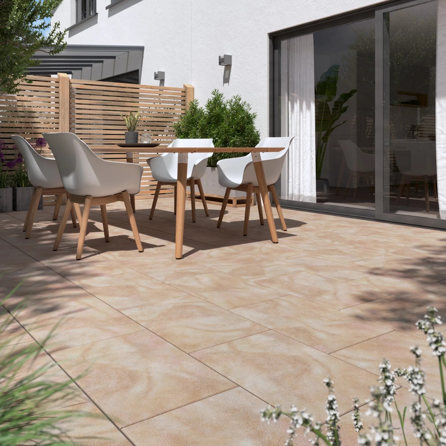 Verlegte Diephaus Terrassenplatten Nano Tec Ocker-Gelb-Rose, 60x40 cm, mit Sitzgruppe auf Terrasse.