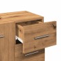 Detailansicht des vidaXL Waschbeckenschranks in Artisan-Eiche. Eine offene Schublade mit silbernem Griff zeigt die Holzmaserung.
