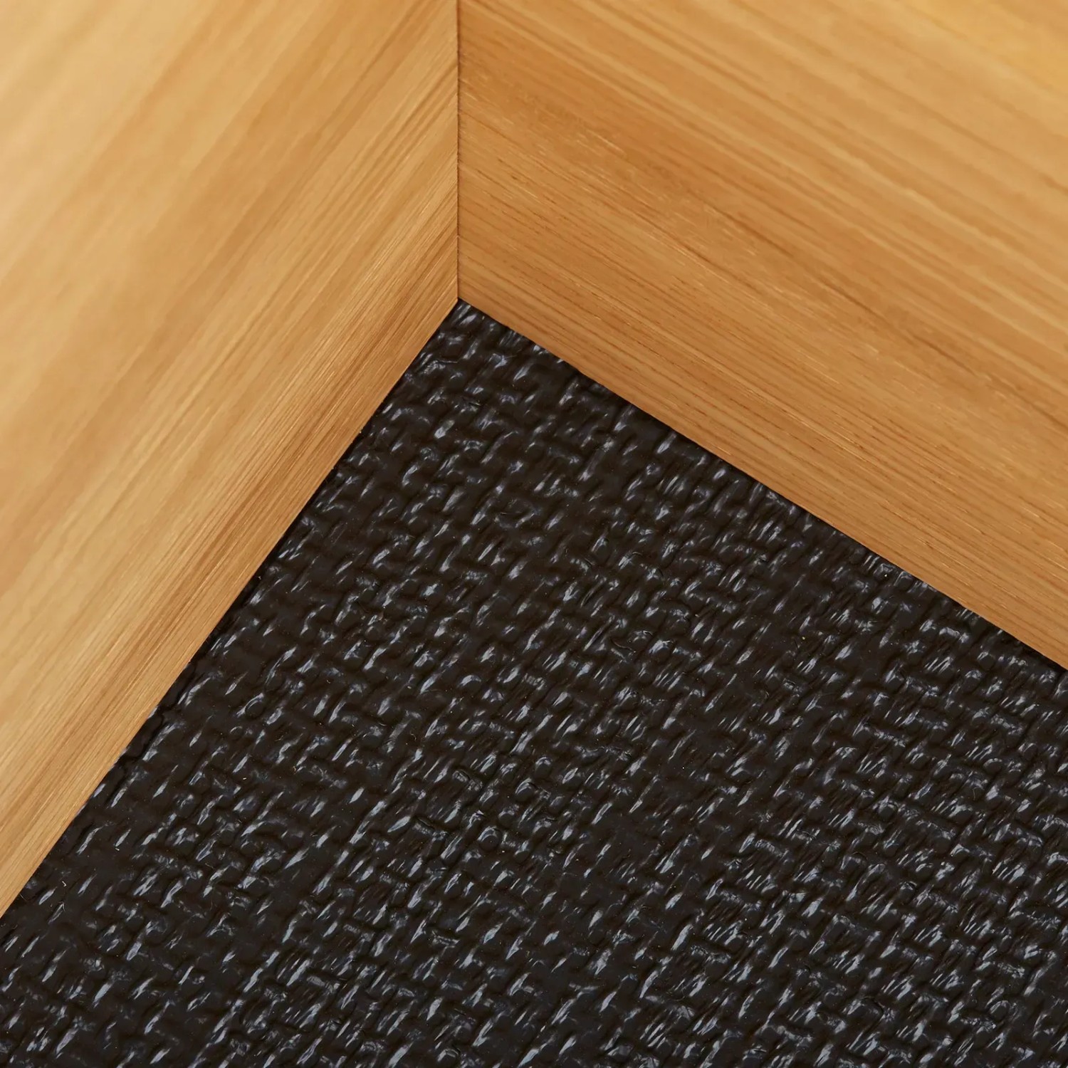 Schwarze SOTECH ORGA TEX Antirutschmatte mit Struktur in Holzschublade. Zuschneidbar, rutschhemmend.