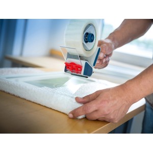 Verpacken mit transparentem LUX Packband 50mm x 66m und Abroller.